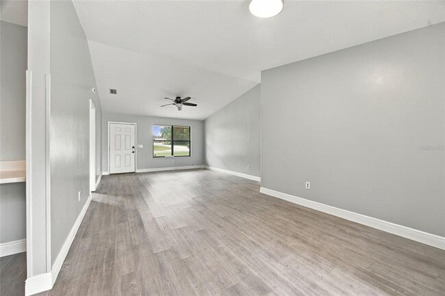 Building Photo - 65 Pine Trce