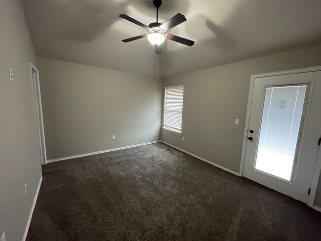 Building Photo - Luxury Vinyl plank and community amenities!  Beautiful 3/2/2 in Yukon!