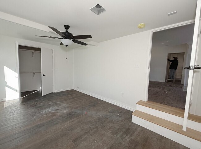 Building Photo - 1512 W Day St