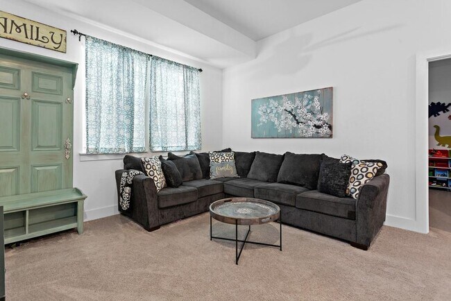 Building Photo - 557 Peace Dr