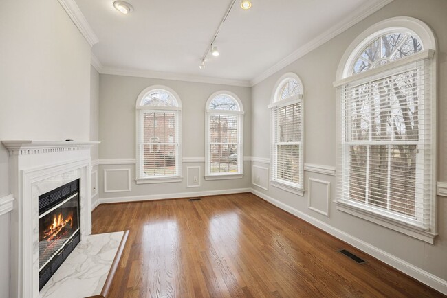 Building Photo - 3 Bedroom 3.5 Bathroom Townhouse// Vienna/...