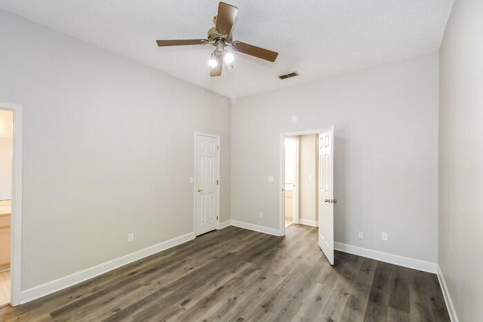 Building Photo - 884 Putters Green Way N