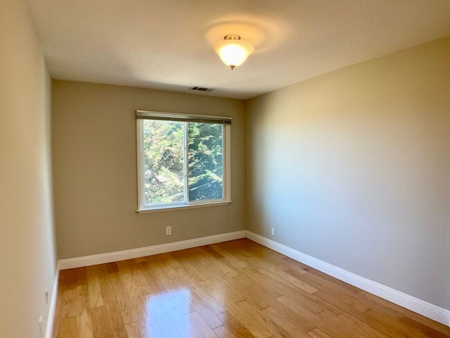 Building Photo - Updated TOP FLOOR 2BR/2BA FLAT! IN-UNIT LA...