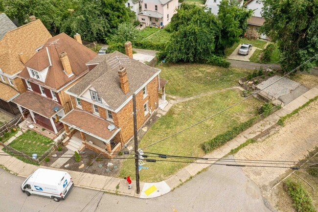 Building Photo - 4 Bed 1 Bath Single Family Home