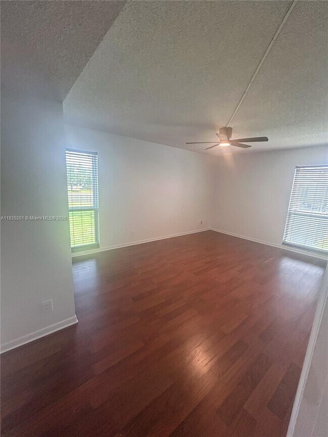 Building Photo - 454 N Laurel Dr