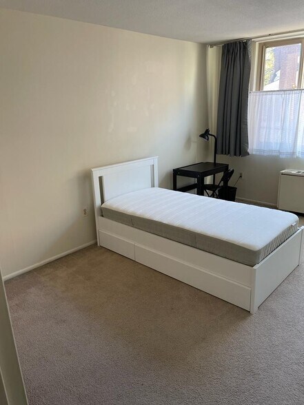 Bedroom - 1 E University Pky
