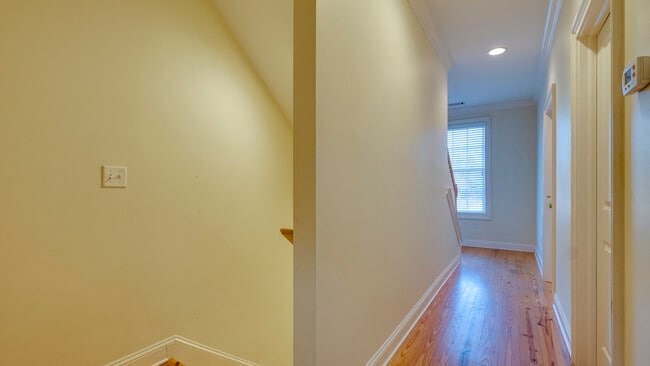 Building Photo - 407 E Hull St