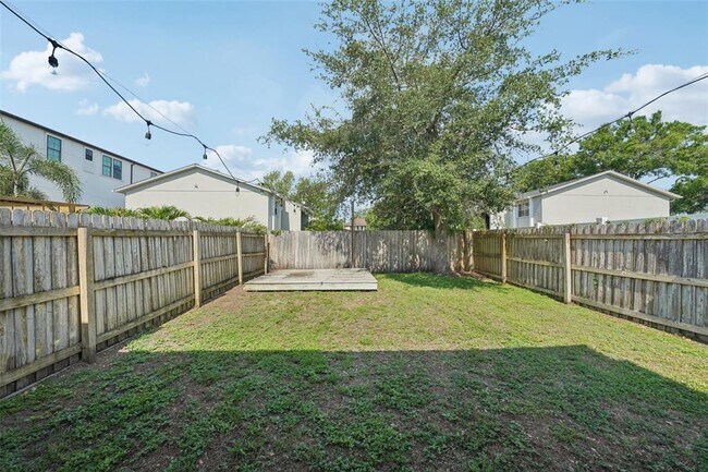 Building Photo - 307 S Arrawana Ave