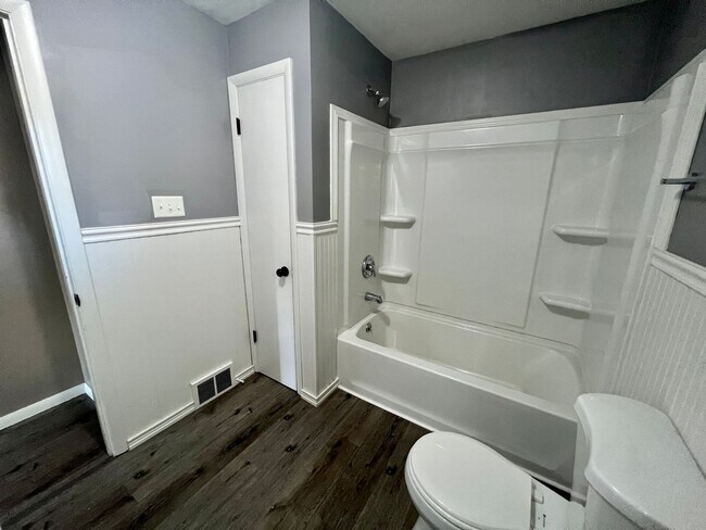 Building Photo - Newly Updated! 1 Bedroom 1 Bathroom Home -...