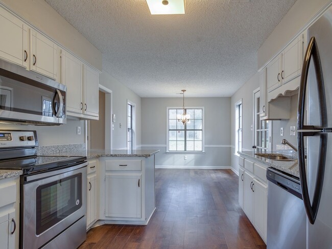 Building Photo - Renovated and Ready for Move In!
