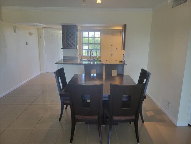 Building Photo - 3050 N Palm Aire Dr