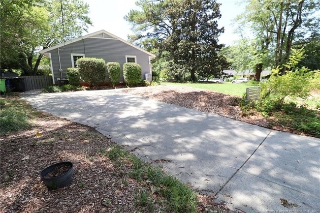 Building Photo - 1009 Dogwood Ln
