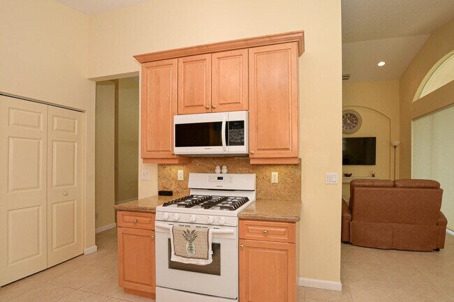 Building Photo - 351 NW Shoreview Dr