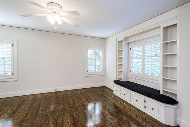 Building Photo - 719 W Poplar Ave