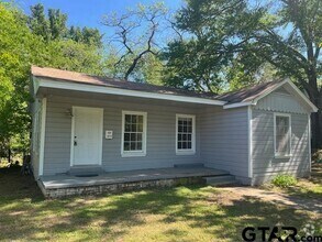 Building Photo - 2616 Oak Ln