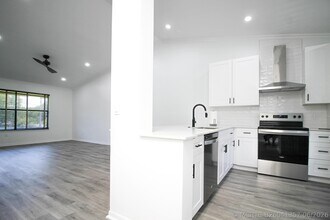 Building Photo - 13055 Albright Ct