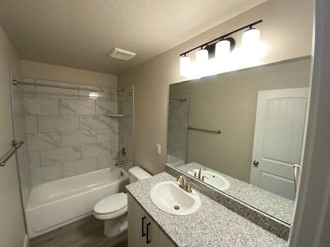 Building Photo - 3 Bed - 2.5 Bath, Large Townhouse - 2 Car Garage