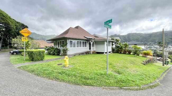 Building Photo - UPDATED 3 BEDROOM HOME IN DESIRABLE MANOA