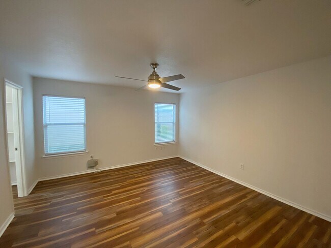 Building Photo - Washer/Dryer Included – Move-In Ready Home in Hills of Shaenfield!