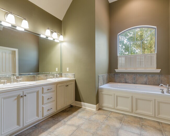 Building Photo - 106 Sandhurst Dr