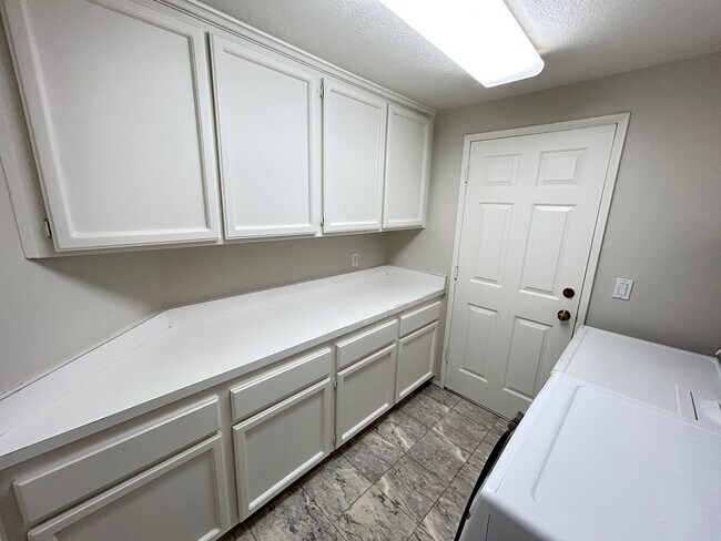 Building Photo - 8132 E Hillsdale Dr