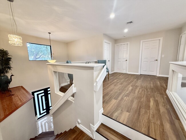 Building Photo - 212 Lone Pine Dr