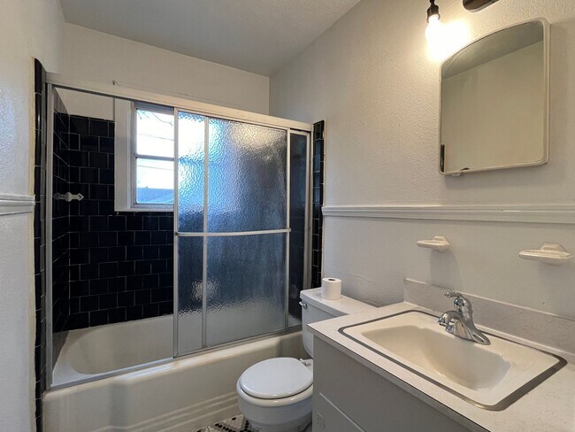 Building Photo - 3 Bedroom 1 Bath House