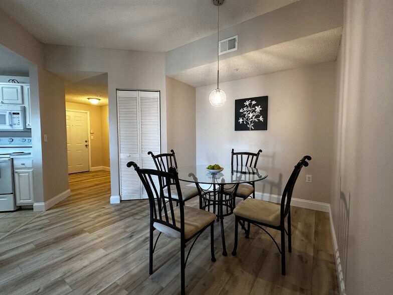 Building Photo - 5551 Bentgrass Dr
