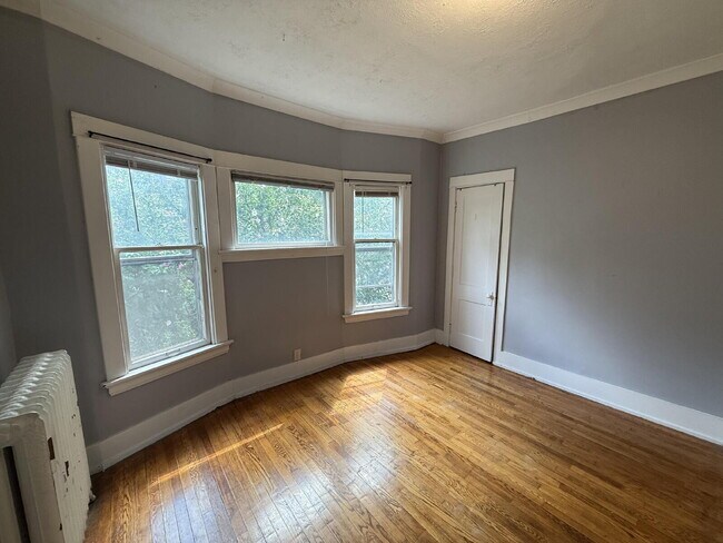 Building Photo - Heritage Hill 2BR Main Level Apartment