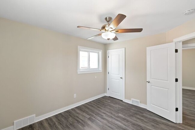 Building Photo - HUGE Updated Apartment with hardwood floors