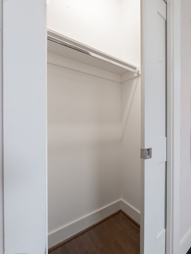 Building Photo - "Charming 4-Bed Houston Haven with Elegance on East 32nd Street!"