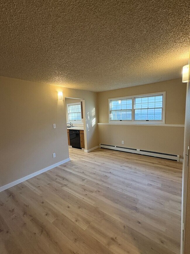 Building Photo - 2 Bed 2 bath off Durston Rd- Brand New Flo...