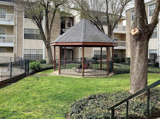 Building Photo - 2750 Holly Hall St