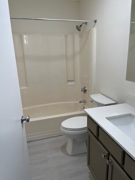 Building Photo - 1204 Whitney Ave