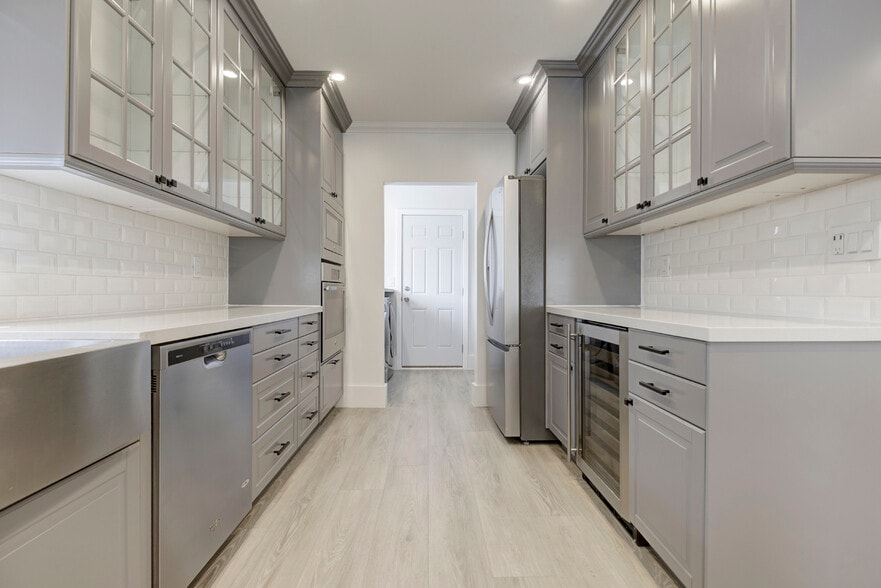 Building Photo - 247 N Oak Ave