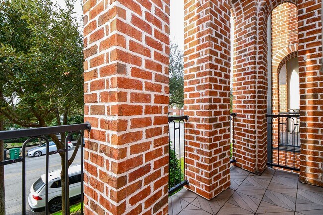 Building Photo - 709 Delano St