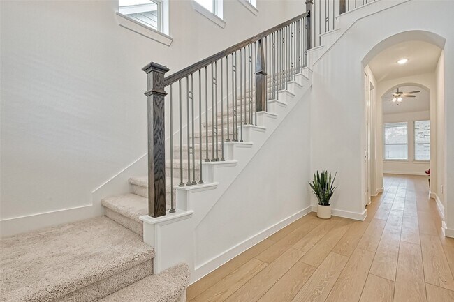 Building Photo - 323 Highland Bayou Dr