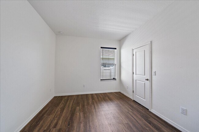 Building Photo - Annual 4 bed/2 bath Single Family Home