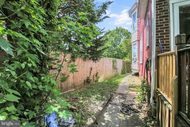 Building Photo - 4305 Lauriston St