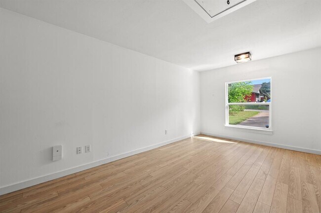 Building Photo - 2313 Lakehurst Dr
