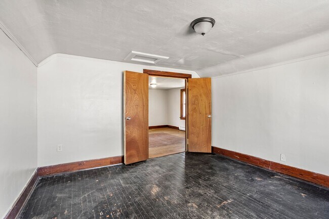 Building Photo - 1100 N Van Buren St