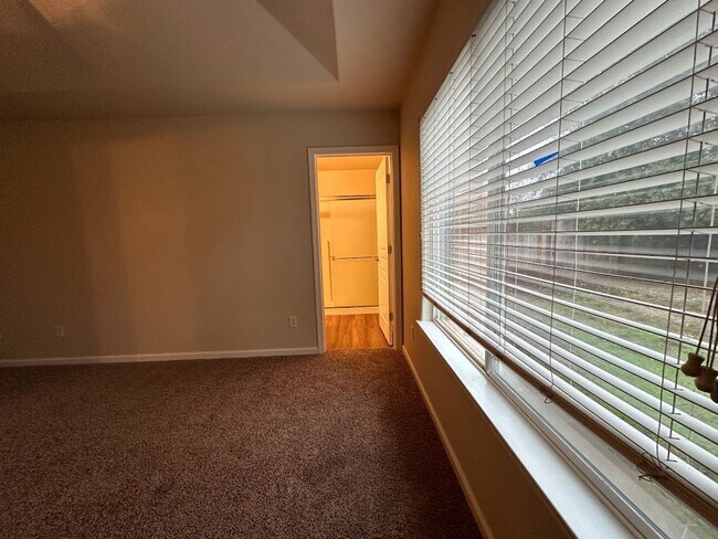 Building Photo - Well maintained home in desirable neighborhood!