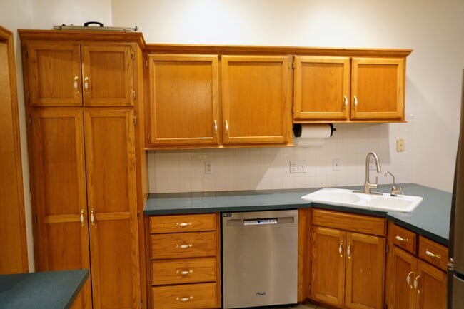 Building Photo - 417 Oakdale Dr