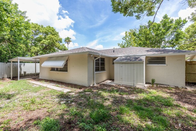 Building Photo - Exceptional 3/2/1 In Port Richey