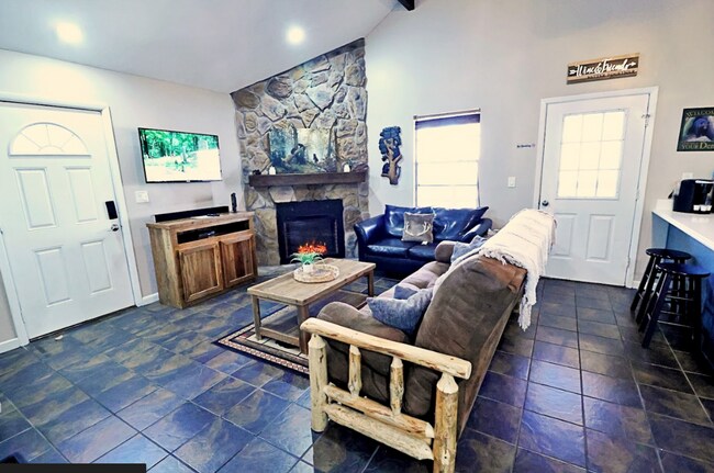 Building Photo - MOVE IN READY