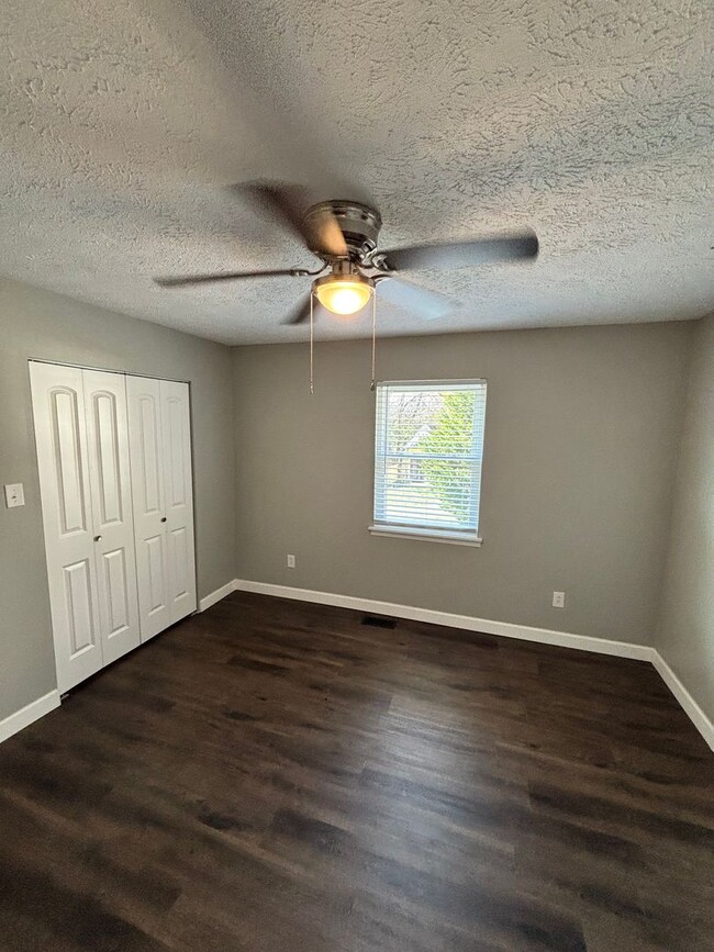 Building Photo - Spacious 3BR Rancher Near Washington Pike – Quiet Setting, Minutes to Downtown!