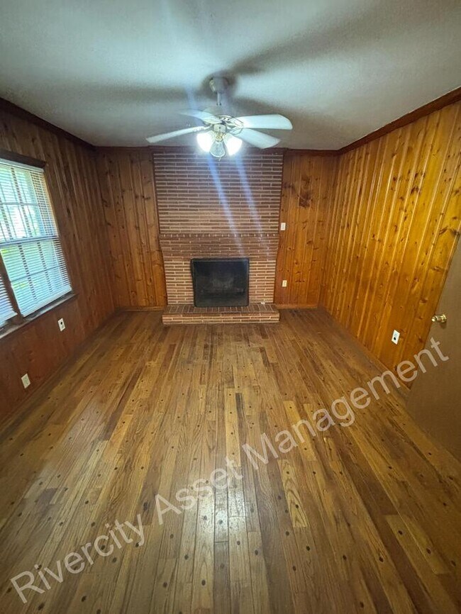 Building Photo - Charming 3-Bedroom Home with Fenced Yard & Original Hardwood Floors – Frayser, Section 8 Welcomed!