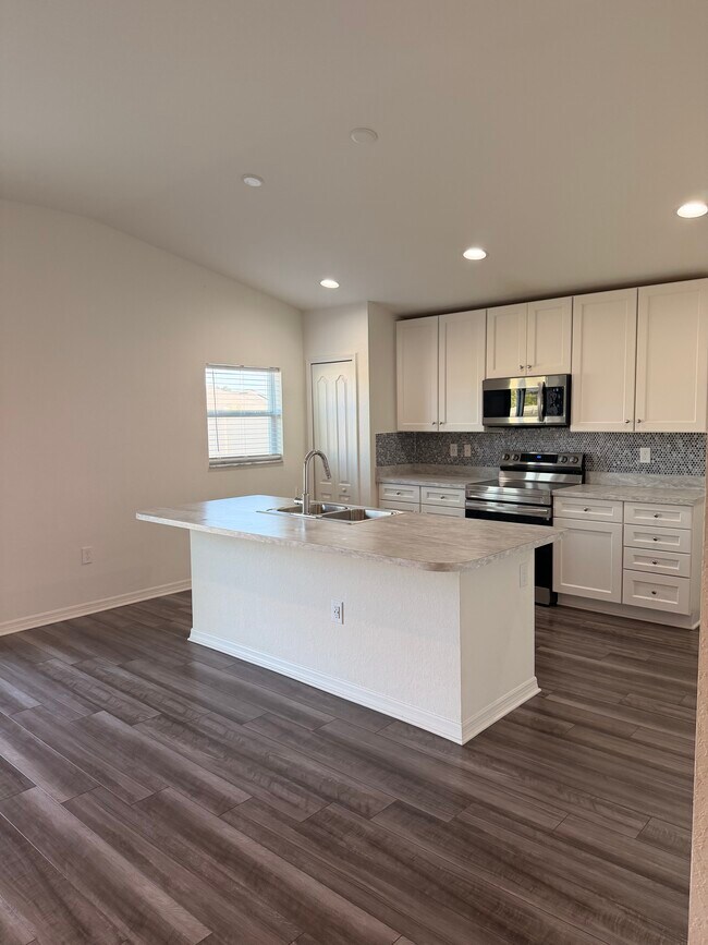 Building Photo - 281 Arbuthnot St