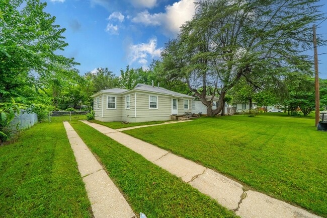 Building Photo - 1155 Greenbrier Dr