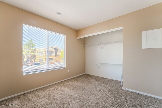 Building Photo - 8070 W Russell Rd